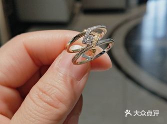 几何线条造型,再搭配上精致闪耀的钻石