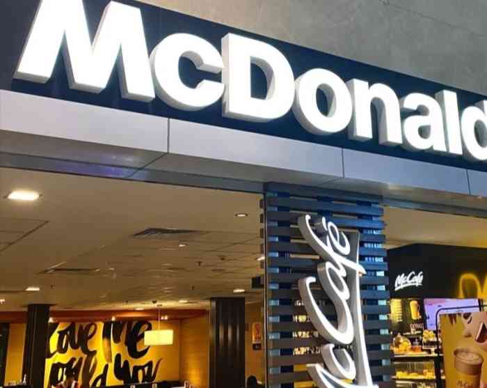 麦当劳(t2航站楼一店)-"在出发厅进门后的左手边,一直走到头就能看.