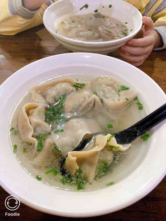 葱油饼味道很不错,小馄饨有点咸,辣肉面也好吃的