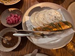 烟熏三文鱼配烤饺子皮和芥末籽酱-BOR Eatery(安福路店)