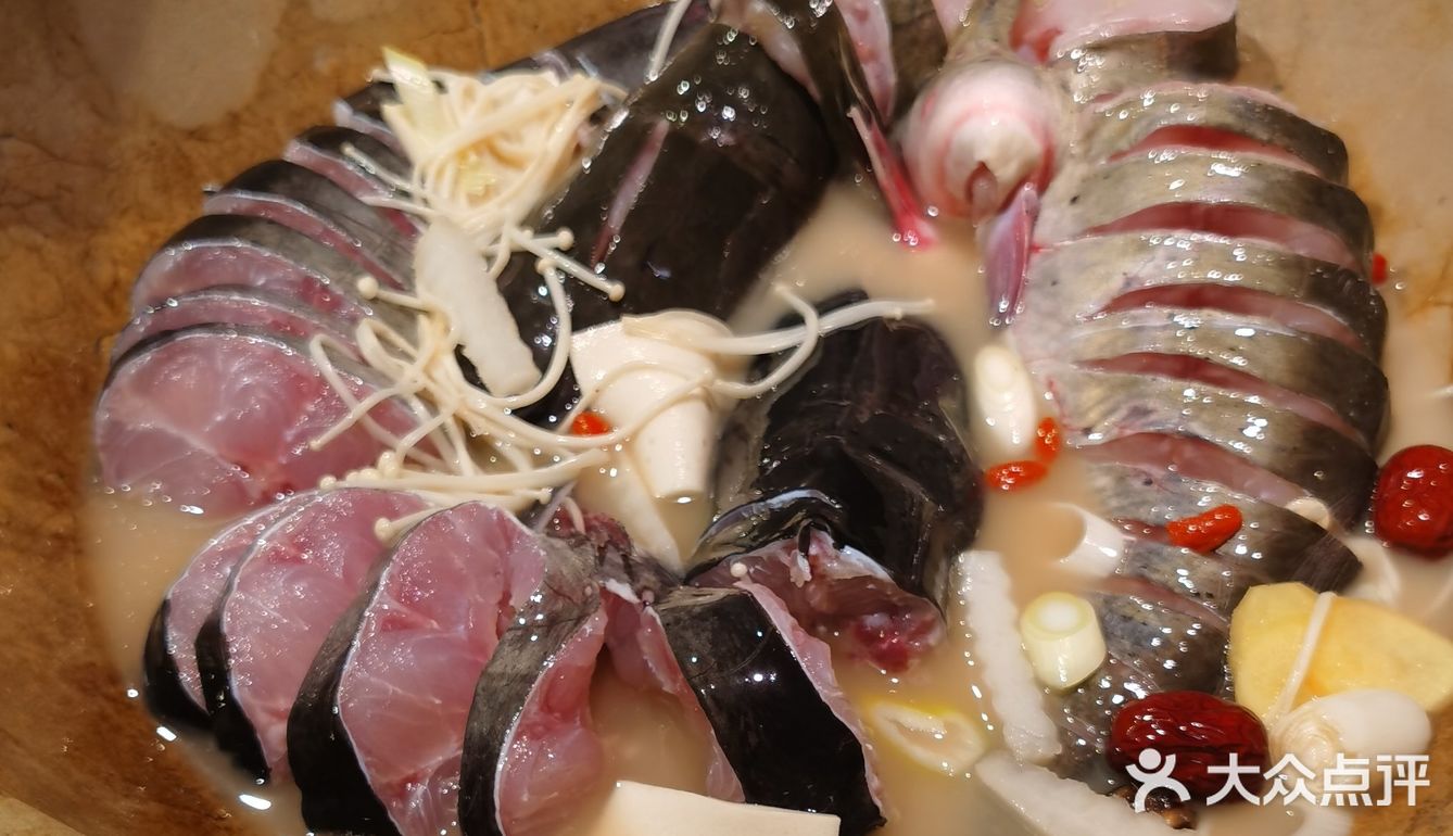 爱吃鱼人的福利～超鲜美的现杀清江鱼～老福耶小草帽石锅鱼