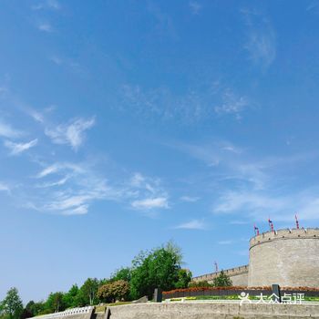 护城河的无人驾驶游船真的很棒,感受古今文化的交融