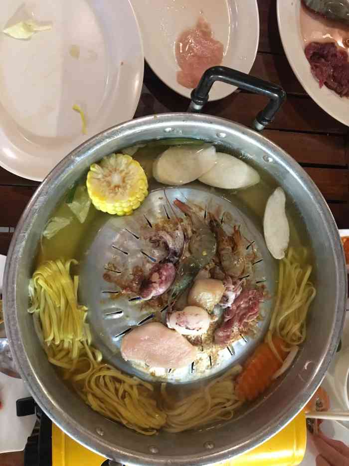 夜市大排档-"柬埔寨火锅,一锅两吃烤涮都可以,服务人员.
