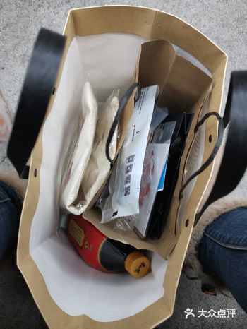纪梵希的快闪店凭券入场