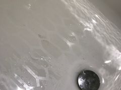 浴缸和洗手池都很脏，黑黑不知道是什么-广州汇华希尔顿逸林酒店