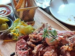 德国风味慢烤脆皮猪肘-MARU玛露音乐餐厅(大学路店)