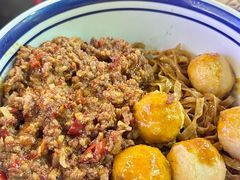 自选咖喱肉碎鱼蛋捞粗面-亞婆井·劲抽面食(铂顿城店)