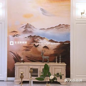 电视背景墙延续欧式设计风格，采用白色的主色调强调自然