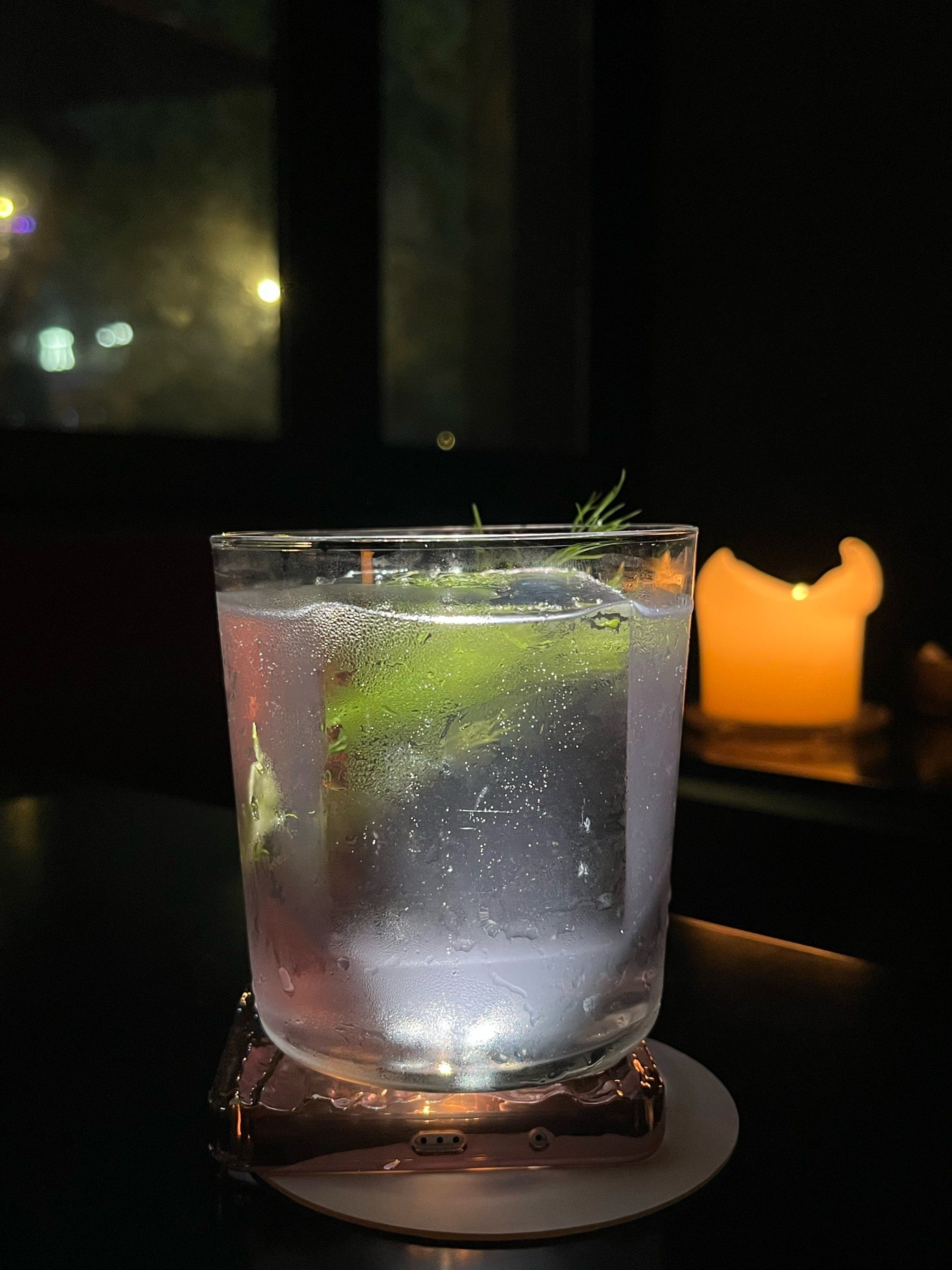 一杯酒的静谧夜晚