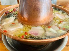 酸菜黑猪肉锅-果松木炭酸菜铜火锅·外婆参鸡汤