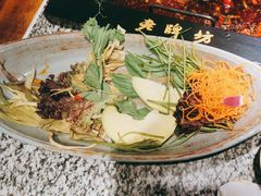 -老牌坊云南鱼豆花火锅(哈西万达店)