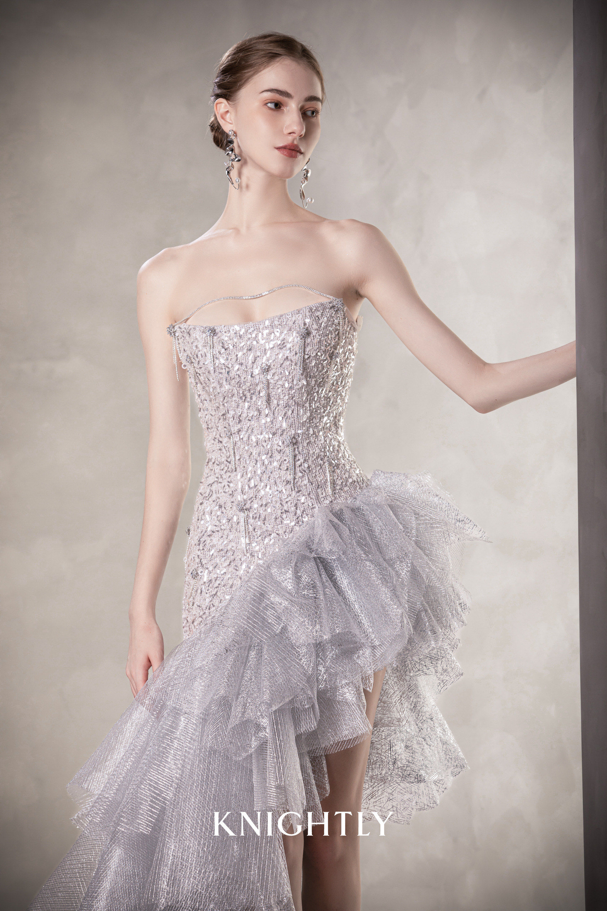 银色闪亮短款晚礼服