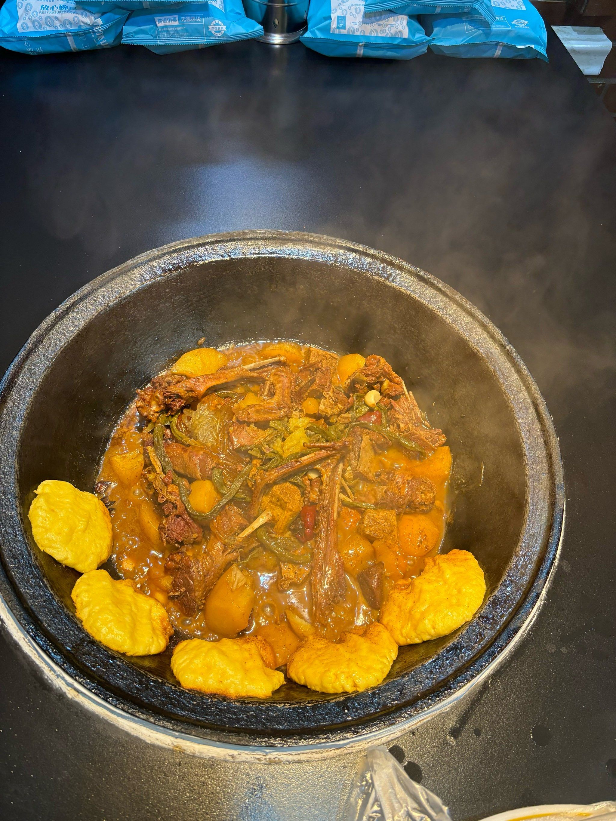 在美食的广袤天地中,铁锅炖排骨鸡宛如一颗