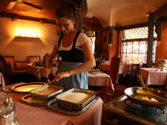 现场制作炸猪排-Old Swiss House