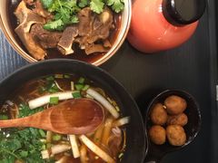 香辣牛骨面-贡梅老面馆·蟹粉面·无锡特色小吃(南长街主推店)