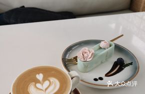Oat Milk Goji Tea Latte