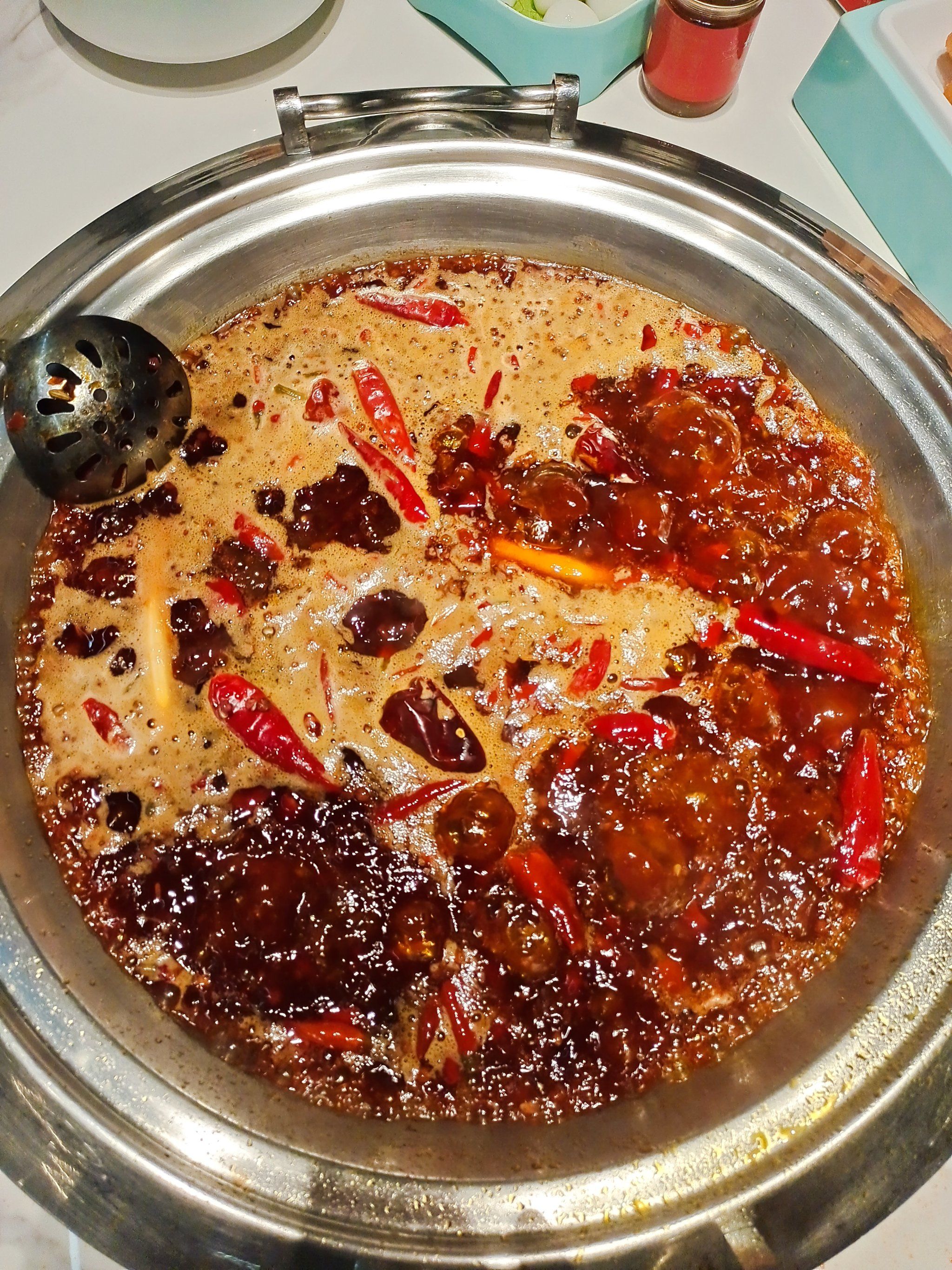 锅底的红油颜色挺正的,虾和牛肉丸摆盘也好