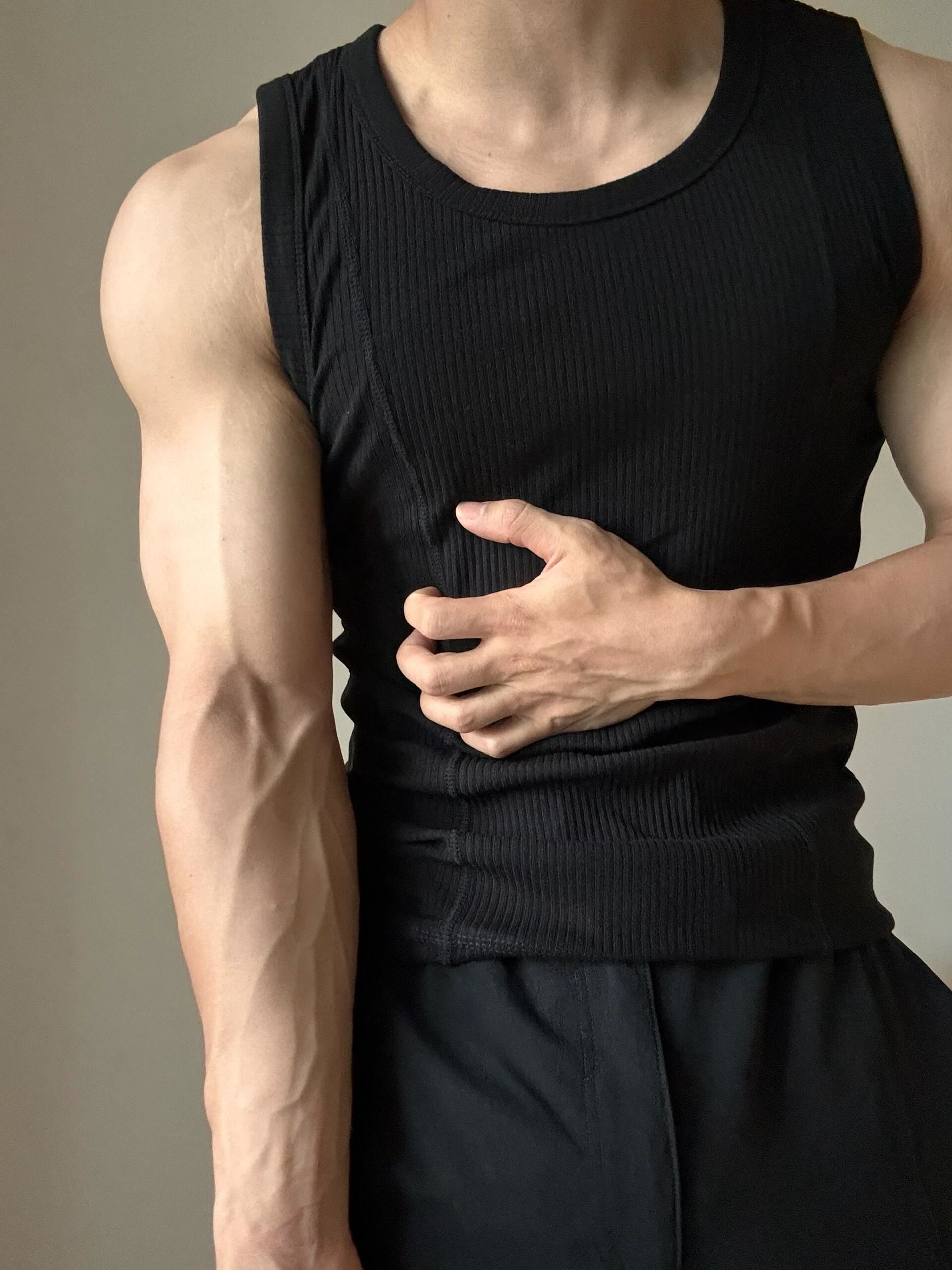 小肌肉男孩秀肌肉