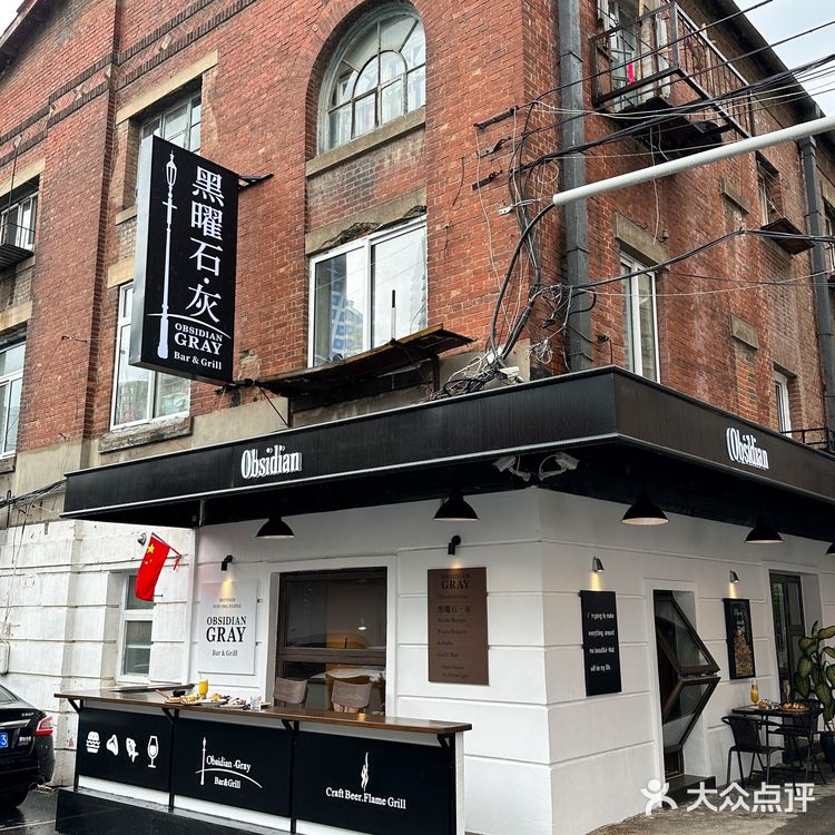 店比较长骑楼式的红砖外墙下面有散桌可以坐