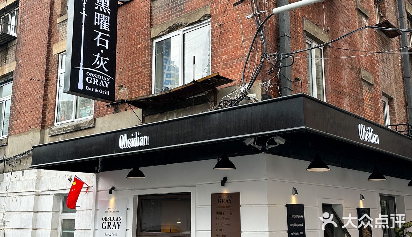 店比较长骑楼式的红砖外墙下面有散桌可以坐