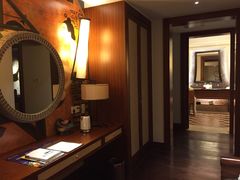 大床房的衣帽间兼书房-和悦庄乡村温泉酒店