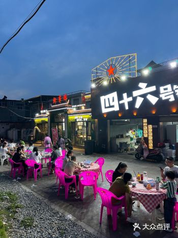 随便找的大排档非常好吃，它家特色的蟹脚捞粉、干烧鲫鱼