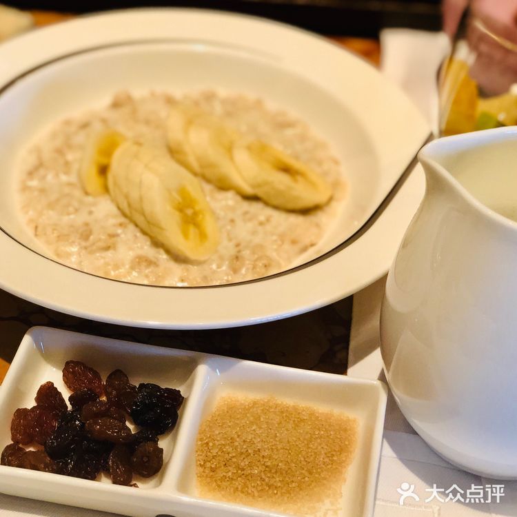 酒店地理位置非常优越，门前两条地铁线路，步行距离三分