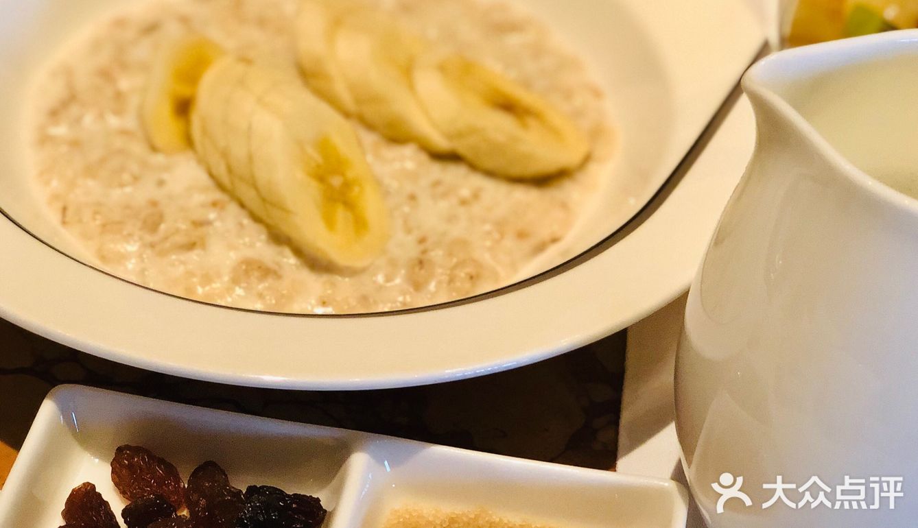 酒店地理位置非常优越，门前两条地铁线路，步行距离三分