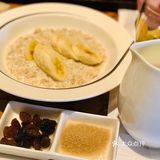 酒店地理位置非常优越，门前两条地铁线路，步行距离三分