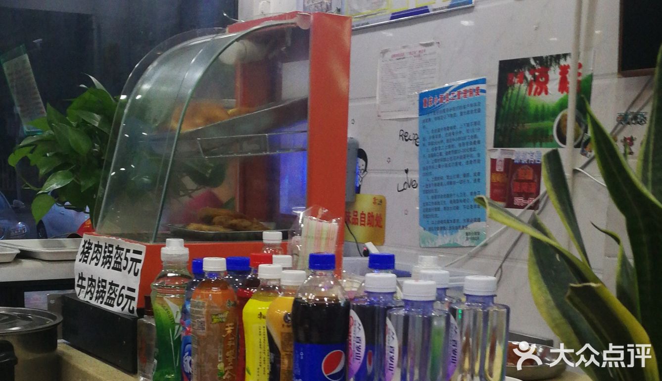 走进店里，已经有不少食客。点了两碗凉糕