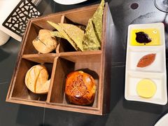 瑞吉定制四宫格餐前面包-三亚亚龙湾瑞吉酒店·宴悦Driftwood·游水海鲜·牛排·草坪·私人定制