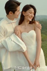 -现代经典婚纱摄影