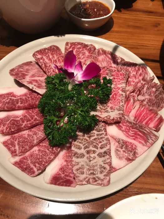 牛吞炭火烧肉和牛拼盘图片 - 第1张