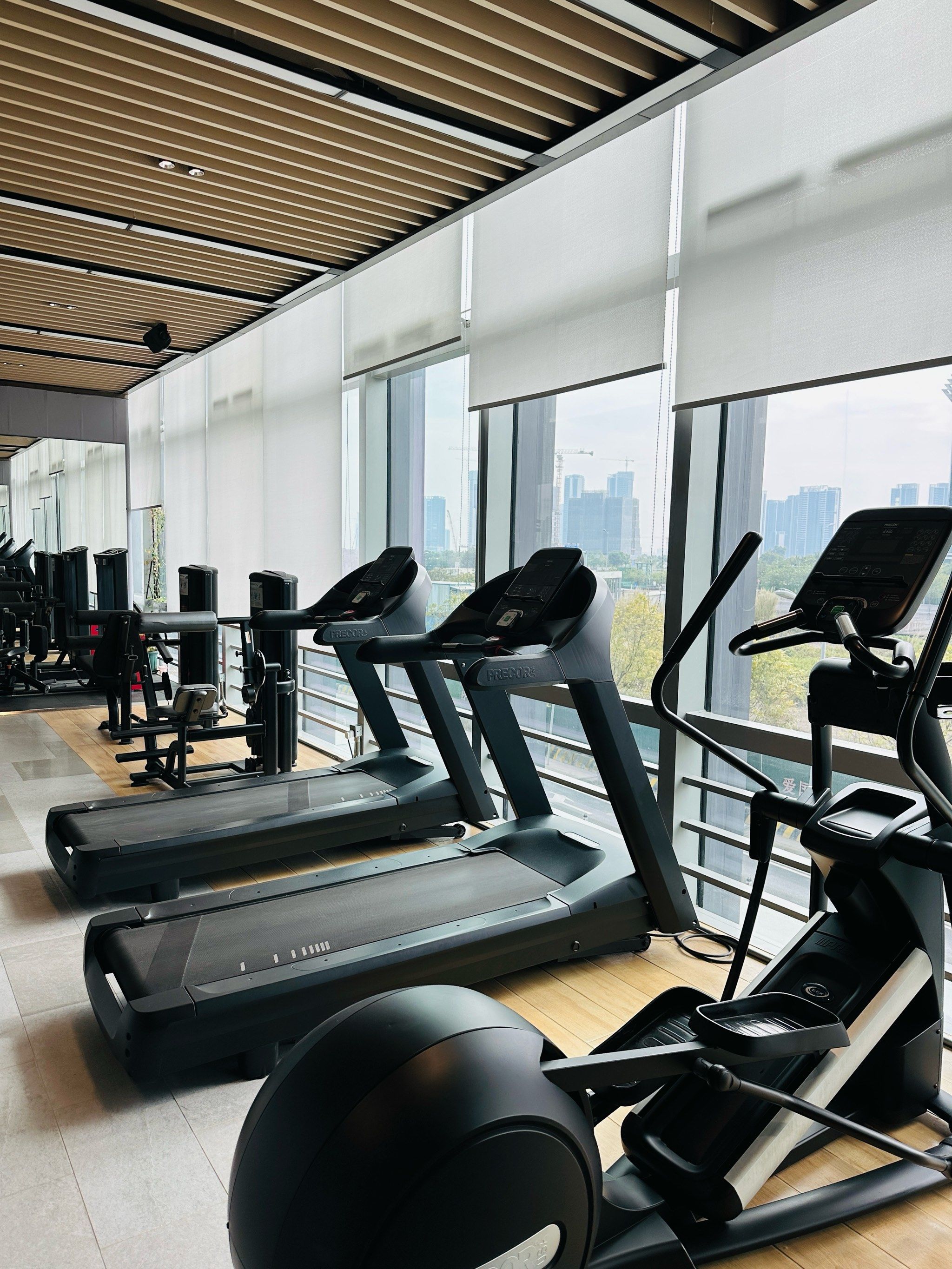 这家健身房真不错!落地窗让阳光进来,感觉