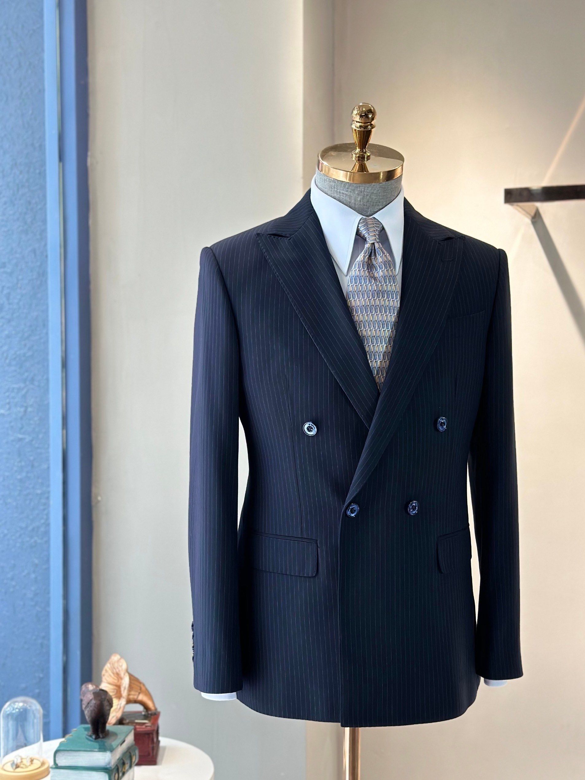 一件深色条纹双排扣西装,经典而又充满了绅