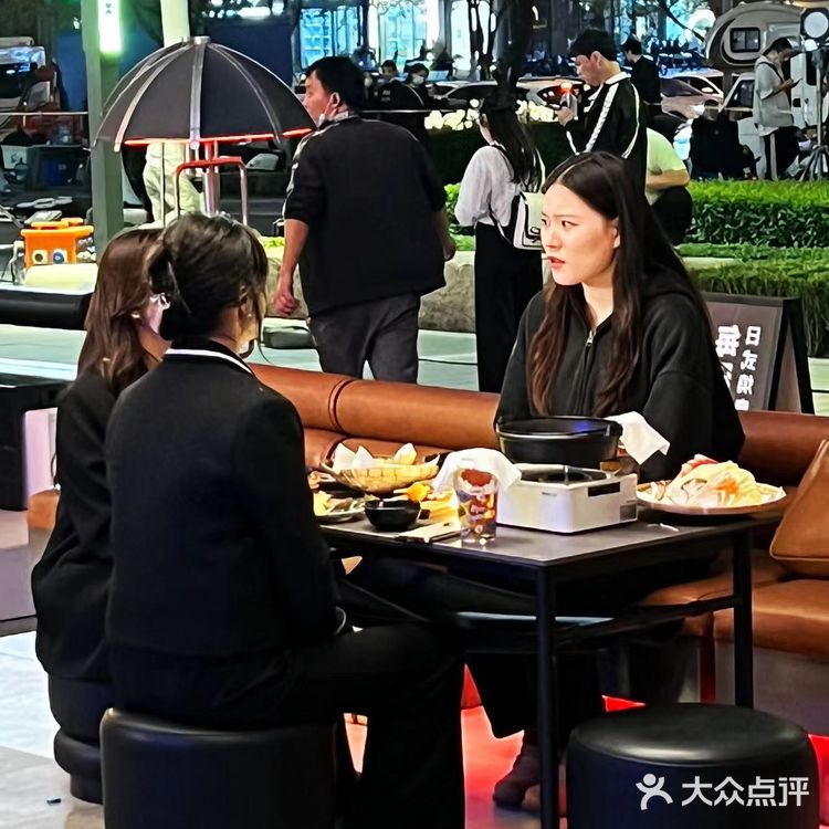 太开心了,吃饭偶遇刘涛,秦海璐拍戏