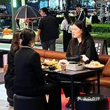太开心了，吃饭偶遇刘涛，秦海璐拍戏