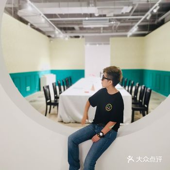 穿着潮牌mbd小恶魔去看展