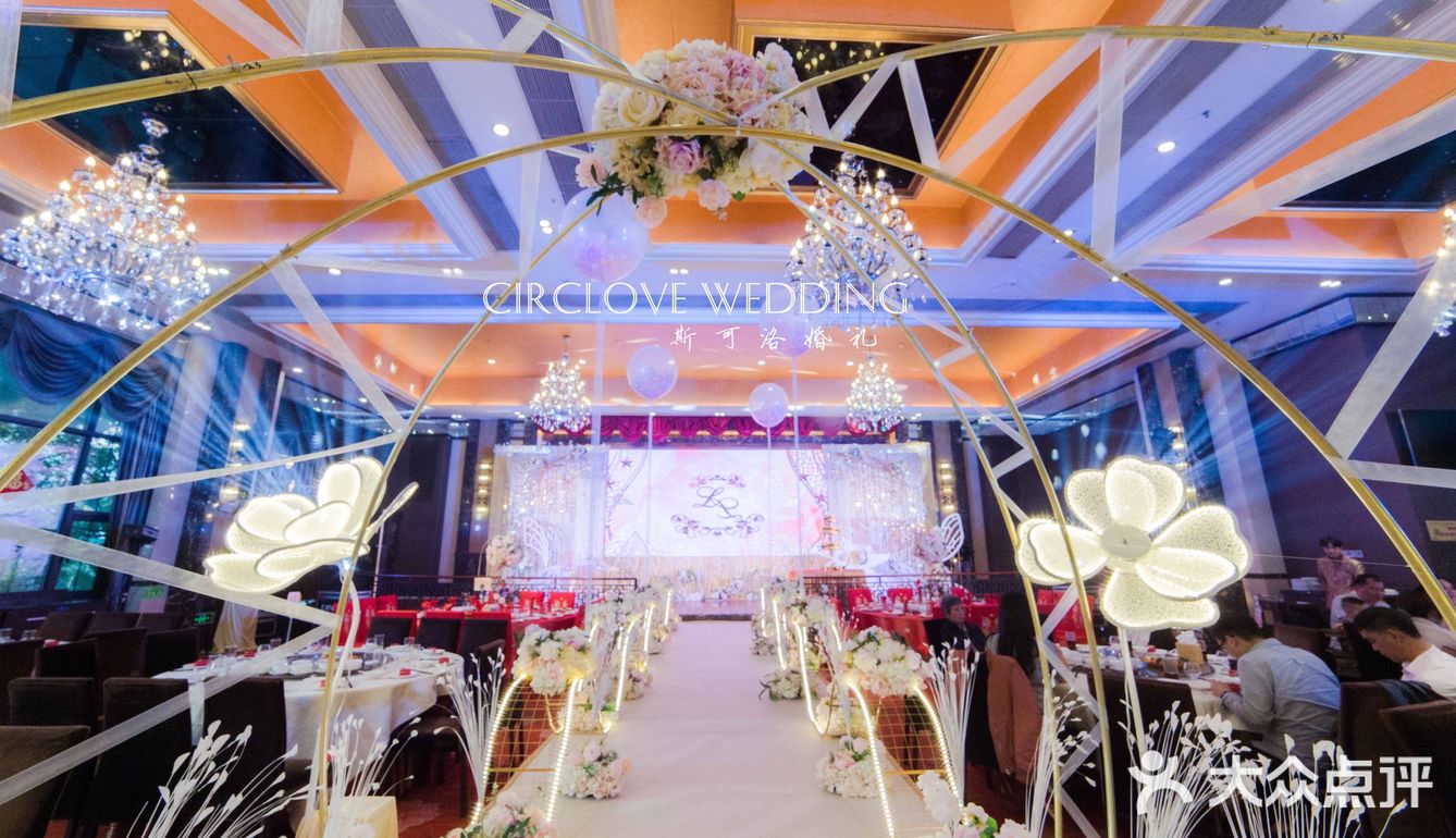 星与月，你与我，都被匿藏在这片温柔的香槟色中。