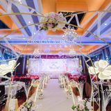 星与月，你与我，都被匿藏在这片温柔的香槟色中。