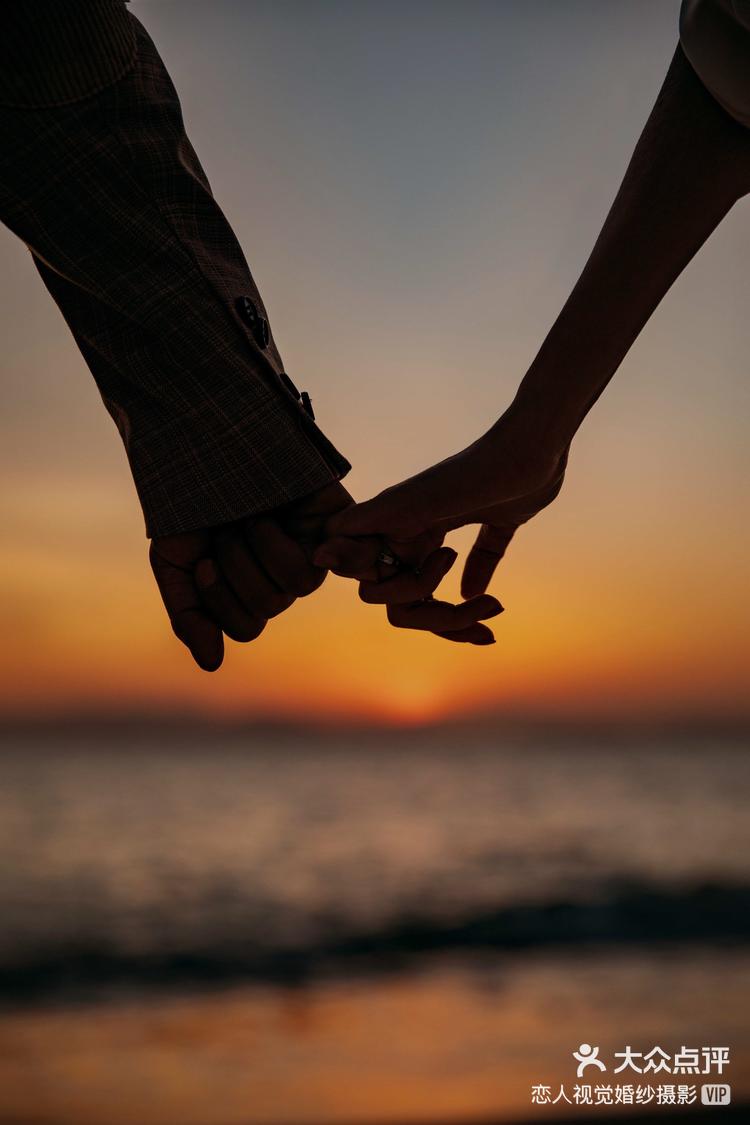 执子之手与子偕老海边落日婚纱照