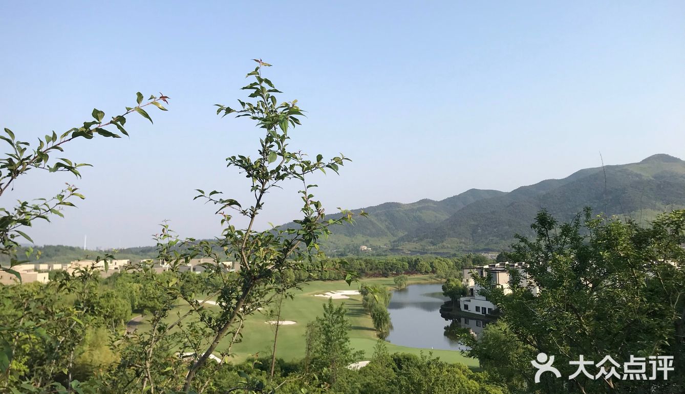莫干山观云高尔夫庄园，位于中国千年名山