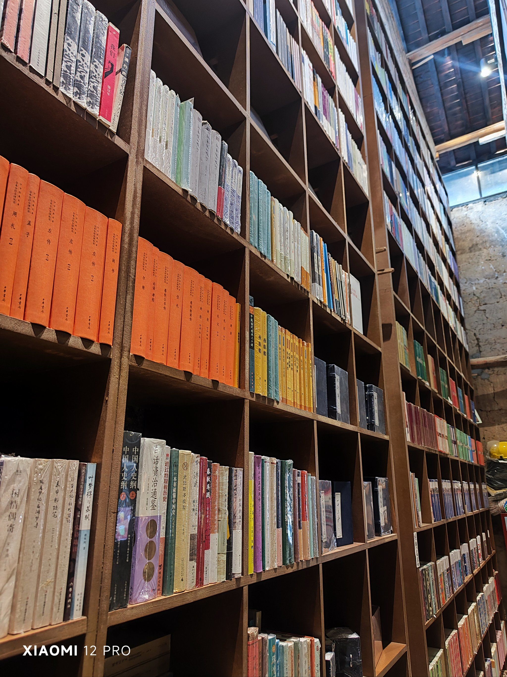 在这个九曲十八弯的小山村,有这么个书店,民宿