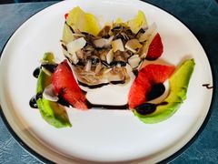油封鸭肉配玉兰菜和牛油果色拉-YUE·6·西式融合餐厅(外滩六号店)