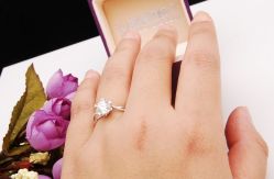 戴在手上-威德钻石-克拉钻大本营(南京东路店)