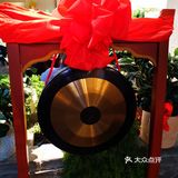 门口大叔招呼着来往的顾客，周末生意非常火爆