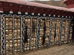 -比如骷髅墙景区