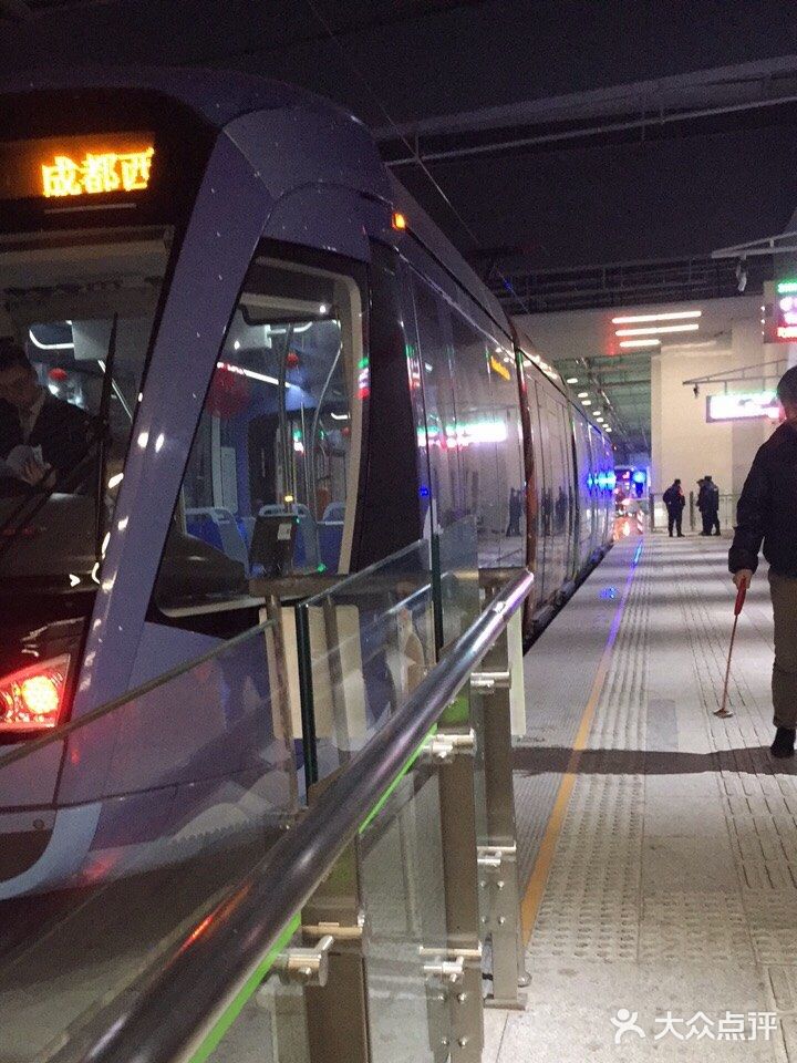 我在成都西站下的这里不出站就可以转地铁