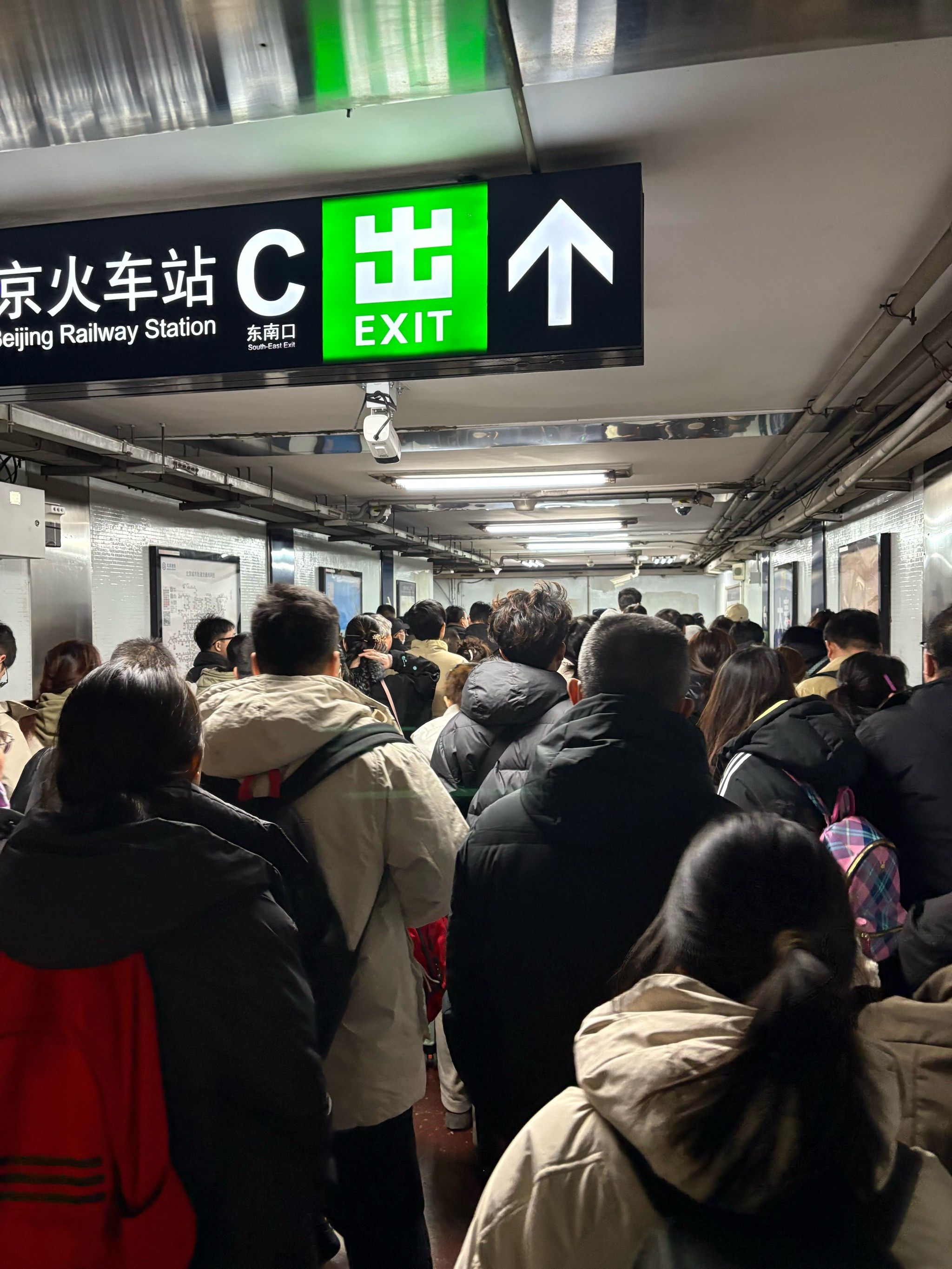 北京站地铁出站口盛况
