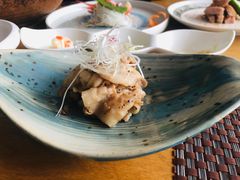 刺身拼盘、杏鲍菇黑椒牛粒、沙拉、日式泡菜、多春鱼、牛五花-松本楼(桥西店)